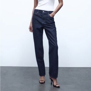 Zara MID-RISE ZW STRAIGHT CUT LOOSE FIT JEANS
DARK BLUE 4